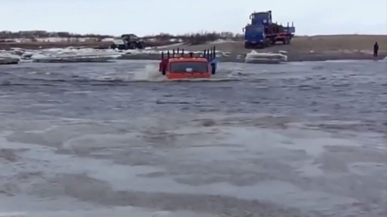 Отчаявшись они решили пересечь реку на КАМАЗах
