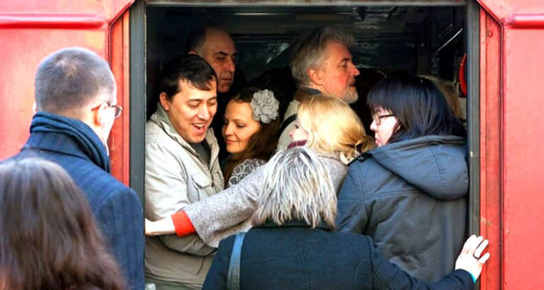 Еду утром в электричке, народу полно и тут какой-то мужичок начал мне кричать…