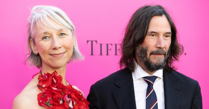 «Still with dark hair, before turning grey!» Keanu Reeves showed his girlfriend’s archive photos and everything became clear