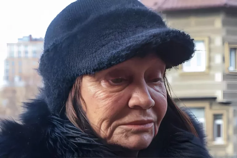В этой сморщенной и скрюченной старушке поклонники не сразу узнают первую красавицу СССР