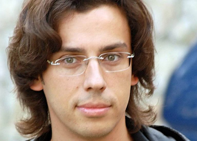 В мирное время Максим навещал моrилку родителей и сидел на лавочке часами, а сегодня последнее пристанище Галкиных выглядит заброшенным