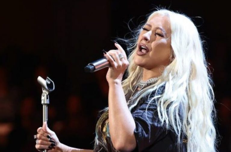 Aguilera stuns fans with her slim figure at 44. How does the star look today?