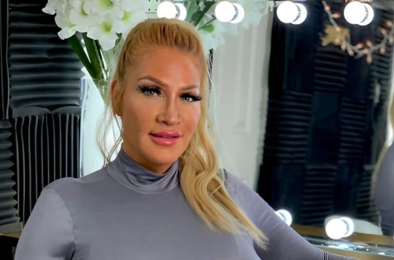 Can you believe she’s over 50? Just take a look at this model’s figure!
