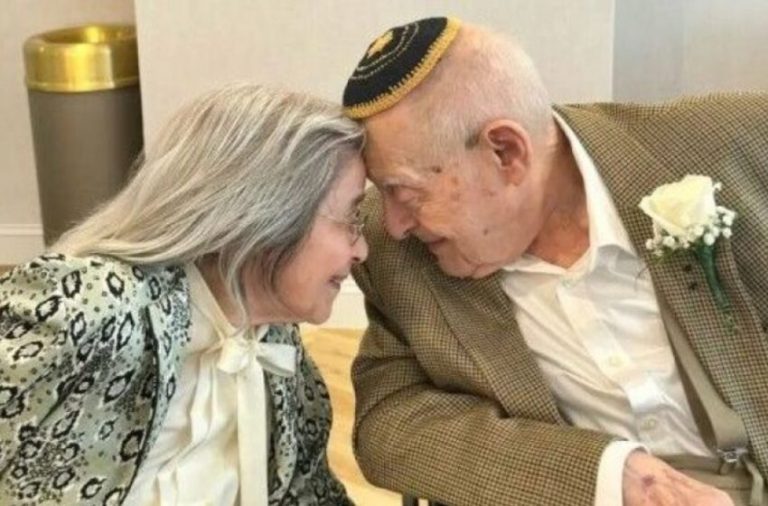 «Любить никогда не поздно»: 102-летняя женщина вышла замуж за своего 100-летнего возлюбленного в доме престарелых