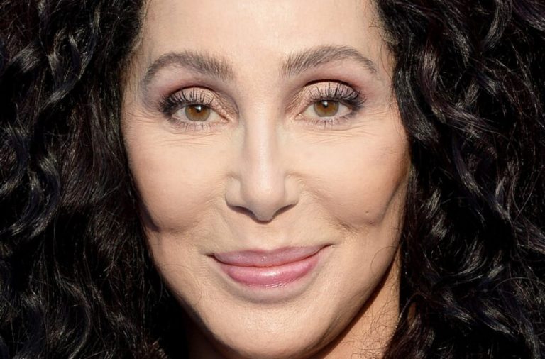 “Granny and her grandson”: 78-year-old Cher kissed her young lover in front of the cameras.