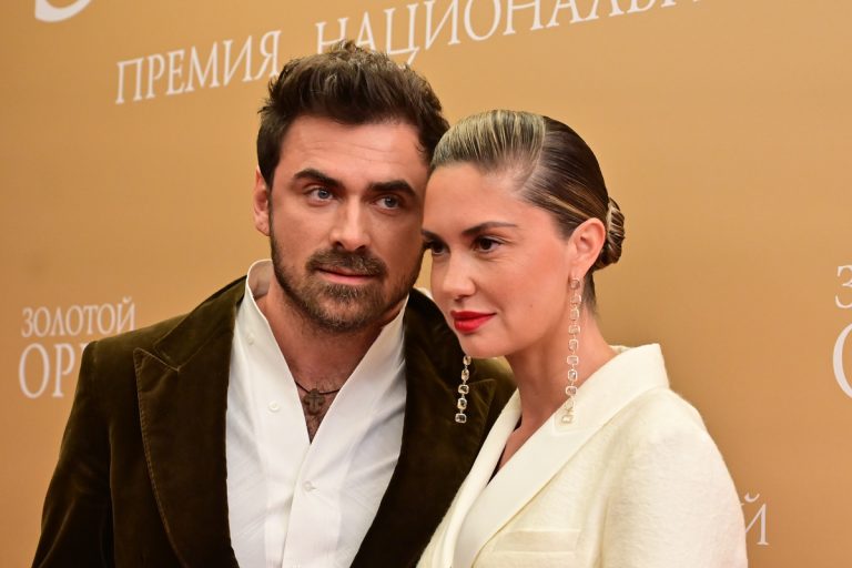 Беременная 3-м ребенком Муцениеце показала, как они с Дрангой свадебное платье выбирали