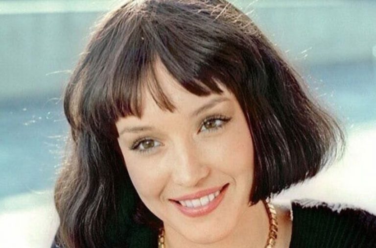 Актрисы Самохиной не стало 15 лет назад, а к ее пристанищу так же несут цветы