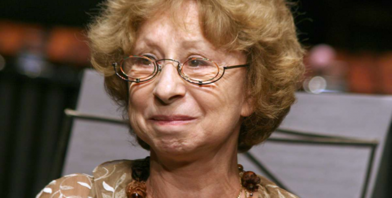 Макаревич жалеет 87-летнюю Ахеджакову, которая сегодня вынуждена скитаться по миру, он дал ей прорекламировать свой концерт
