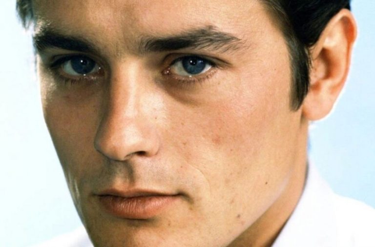 Ему было 52, а ей 21. Как выглядит женщина, променявшая Делона на его друга?