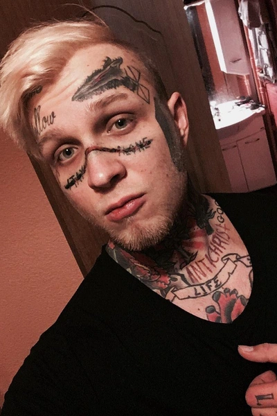 Даже шрам на лице Денис спрятал за тату