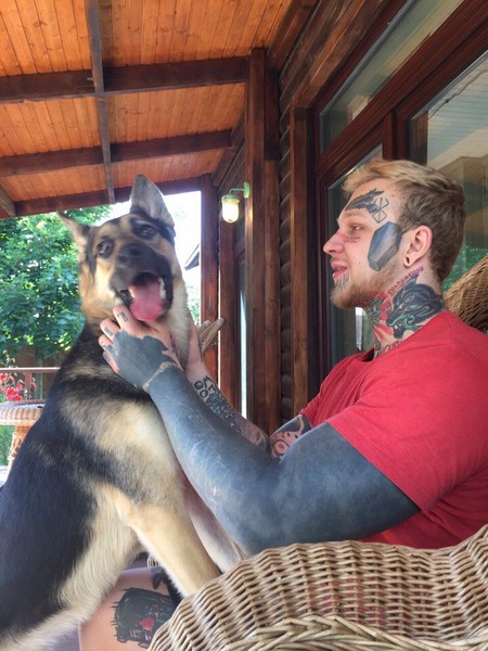 В 2021 году на фоне скандала Денис удалил аккаунт в соцсетях