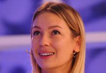 Лоза показала пожилую маму, которая по-прежнему встречает её с гастролей