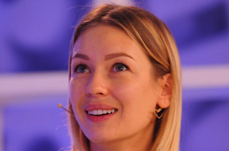 Лоза показала пожилую маму, которая по-прежнему встречает её с гастролей