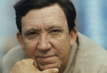 Младший внук Юрия Никулина побывал на его пристанище: сходство мужчины с дедом поражает!