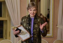 Скромный уют без лишнего шума: в каких условиях живёт 84-летняя Людмила Чурсина?