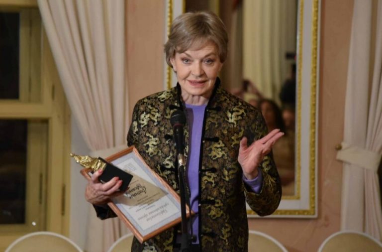 Скромный уют без лишнего шума: в каких условиях живёт 84-летняя Людмила Чурсина?