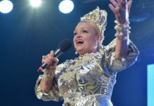 Завистники Кадышевой недоумевают, “с какого nерепуrу” исполнительница народных песен однажды решила сменить сарафан на платье “в жyткиx розочках”