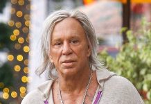 Лысого и исхудавшего Микки Рурка застали у дома, из которого его выселили: фото