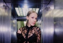 Ксения Собчак назвала себя готической Снегурочкой, позируя в прозрачном платье с декольте и корсетом