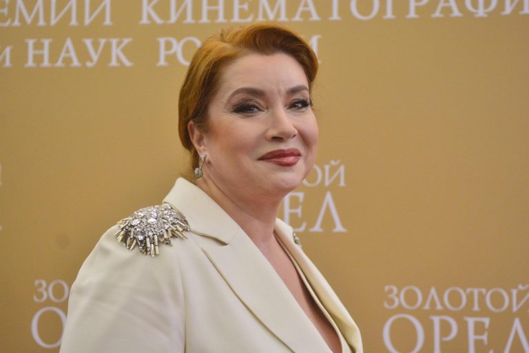 «Боже, что тут началось!»: Вера Сотникова получила дырку на подбородке из-за косметолога и жесткий негатив