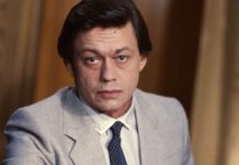 Достался бесплатно и впечатляет своим величием. Как выглядит памятник на могиле Караченцова за 1 млн рублей?