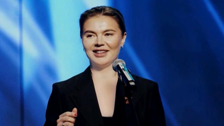 Фильтров меньше, вопросов больше: новые фото Алины Кабаевой вызвали бурное обсуждение