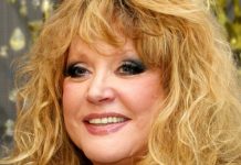 «Все внимание на Лизу»: Галкин показал фото со Дня рождения Пугачевой, но все смотрели на их дочь