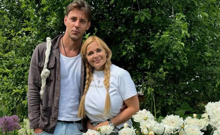 Тайно вышла замуж? Ирина Пегова показала своё обручальное кольцо
