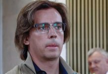 Пока интернет обсуждает фото тающей на глазах 76-летней Пугачёвой с тростью, её молодой муж продолжает хвастаться молодостью и подтянутым телом.