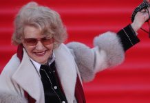 В мини и прямо в сугробах! 90-летняя Светлана Дружинина поразила Сеть снимком, который сделал муж