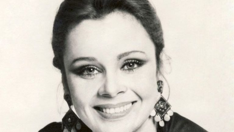 Терпела пьянство мужа, тянула семью одна и молча стирала рубашки: угадайте, какая всенародная любимица жила в этом аду