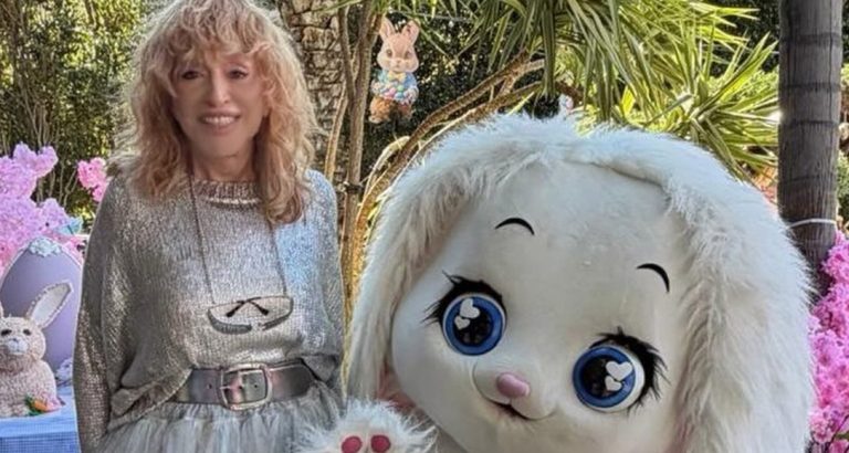 Вся в блестящем и в мини-юбке из фатина! Как Алла Пугачёва отпраздновала Пасху