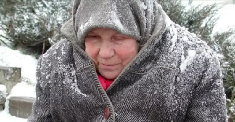 Однажды зимой я обратила внимание на женщину, которая шла по снегу в каких-то обмотках вместо обуви