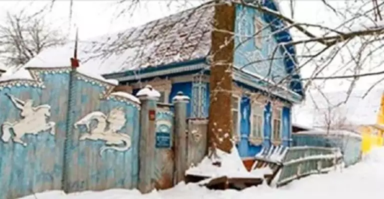 Думаете, что это обычная избушка? Только взгляните, какой дворец там внутри…