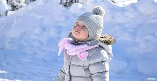 Никто не болеет от холода! Дети должны гулять на улице, особенно зимой