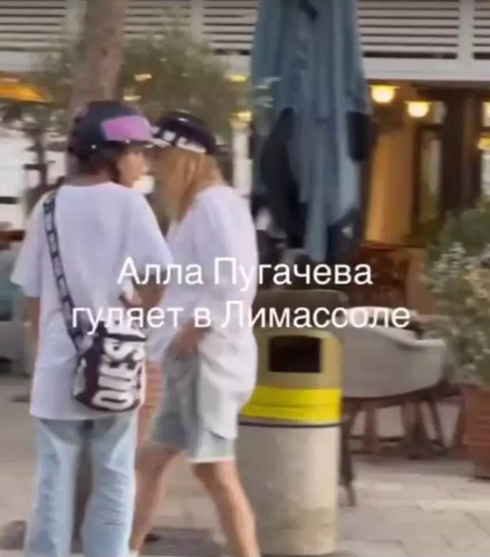 Мама в шортах, сын на скейте. Пугачеву засняли во время прогулки по городу