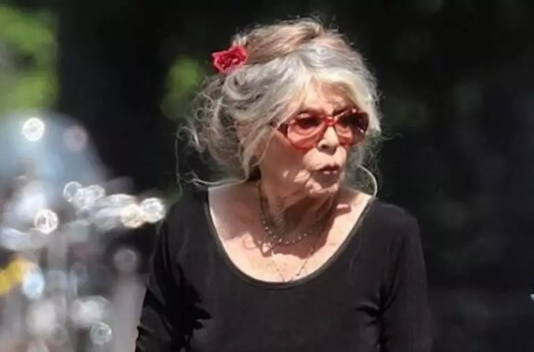 Once a beloved star, now seen with a cane and almost unrecognizable. Who is she?