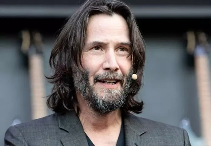 «Like a grandma wearing her granddaughter’s prom dress»: New photos of Reeves with his gray-haired fiancée caused a stir again