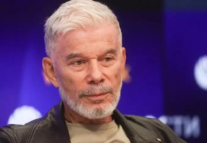 74-летний Газманов с полностью седой бородой, но без футболки, а его 56-летняя жена в боди с прозрачными вставками
