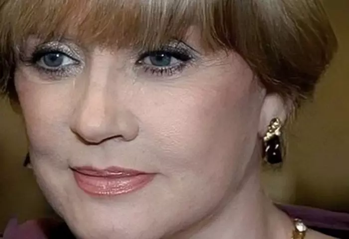 Дай Бог, чтобы каждая женщина на девятом десятке выглядела, как Алентова. Вера Валентиновна вышла в люди впервые за несколько месяцев