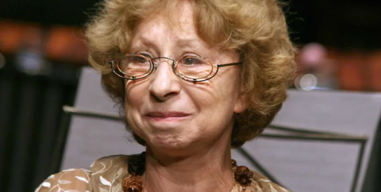 Макаревич жалеет 87-летнюю Ахеджакову, которая сегодня вынуждена скитаться по миру, он дал ей прорекламировать свой концерт