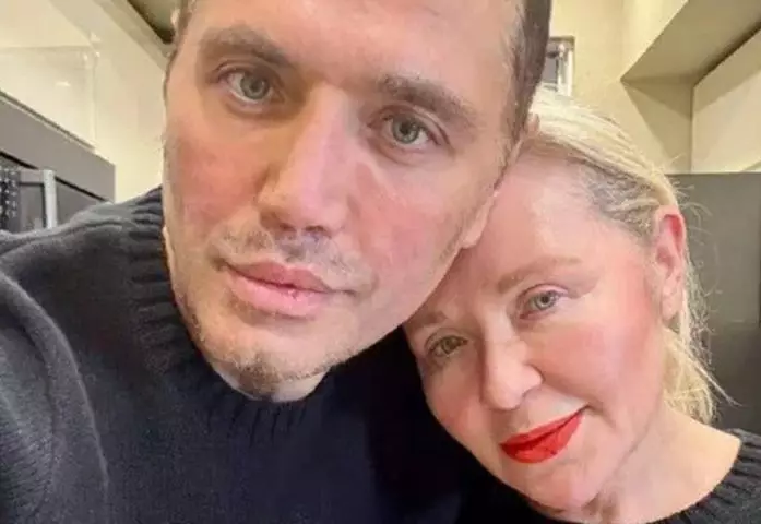 Жена Солнцева и известный визажист Минасян устроили дефиле в чулках и на каблуках
