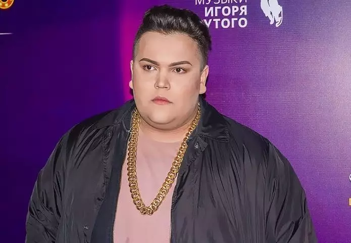 Сменил брюки на юбку и живет жизнью мечты в Париже! Как выглядел Игорь Синяк до своего преображения