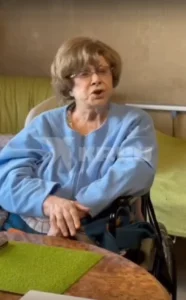 Без макияжа и при парадной тишине: 88-летнюю Эдиту Пьеху показали такой, какой её скрывала семья — одна в деревне с сиделкой, забытая дочерью и внуками?