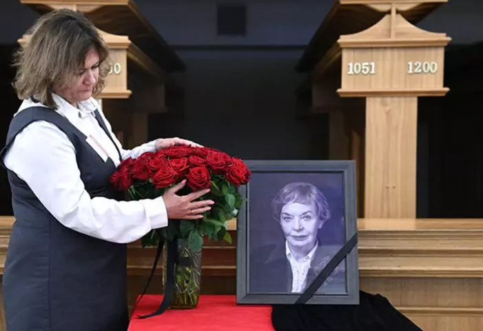 «В конце она уже только губами шевелила» — Петербург простился с Чурсиной