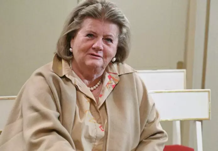 77-летняя Муравьева приложилась к мощам: редкие кадры из храма