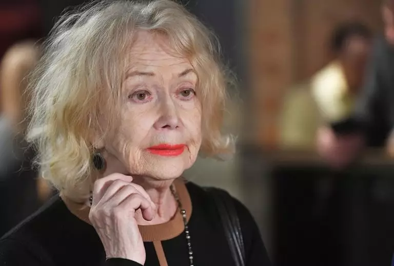 88 лет — и каблуки с красной помадой: Немоляева на кинофестивале заставила всех обернуться
