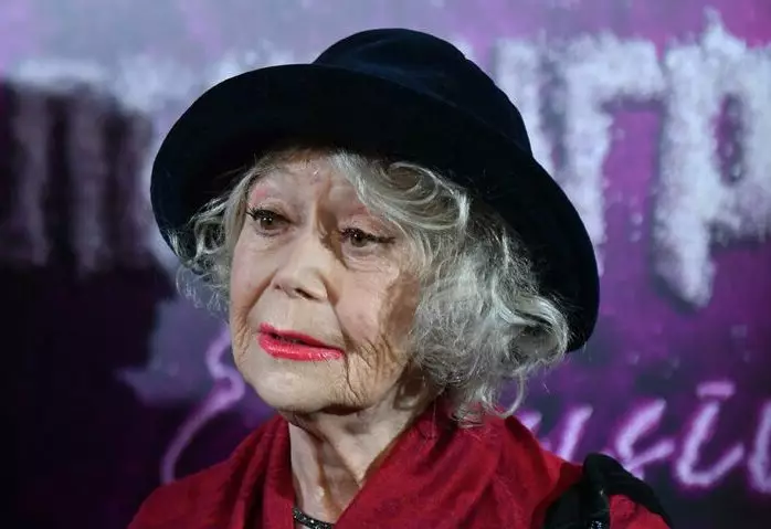 Никаких помощников: 89-летняя Немоляева разгуливает по улице сама — и дай бог каждому
