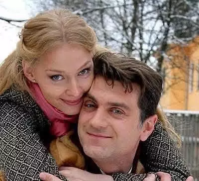 Алексей Зубков уехал из России с женой и особенной дочерью — осел в украинской деревне. Как они выглядят сейчас
