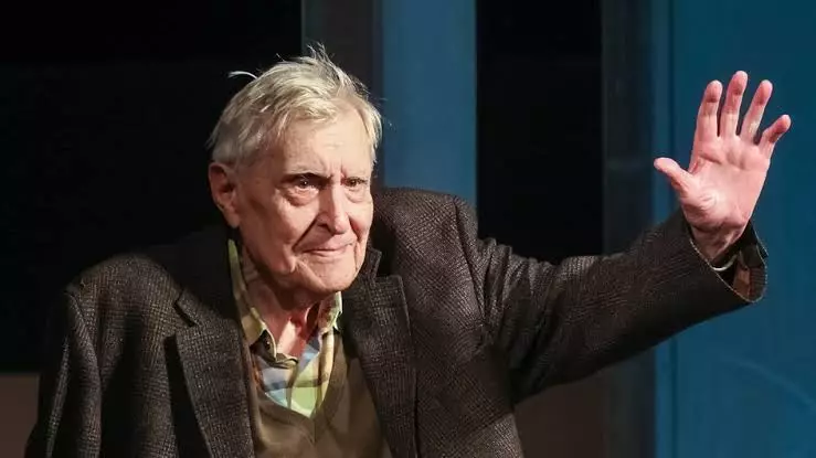 Жизнь продолжается: 91-летний Басилашвили вышел в свет и раздаёт автографы  первый раз после смерти супруги
